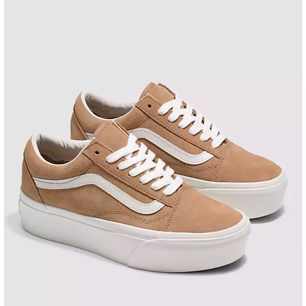 Vans “Old Skool” platform in soft suede.
